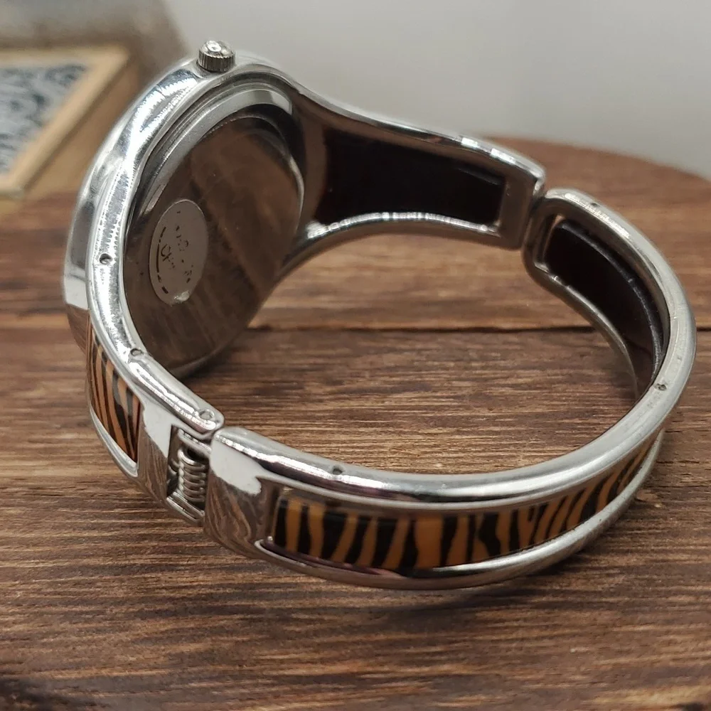 B1923‎ lepord print narmi watch cuff needs batteries vintage